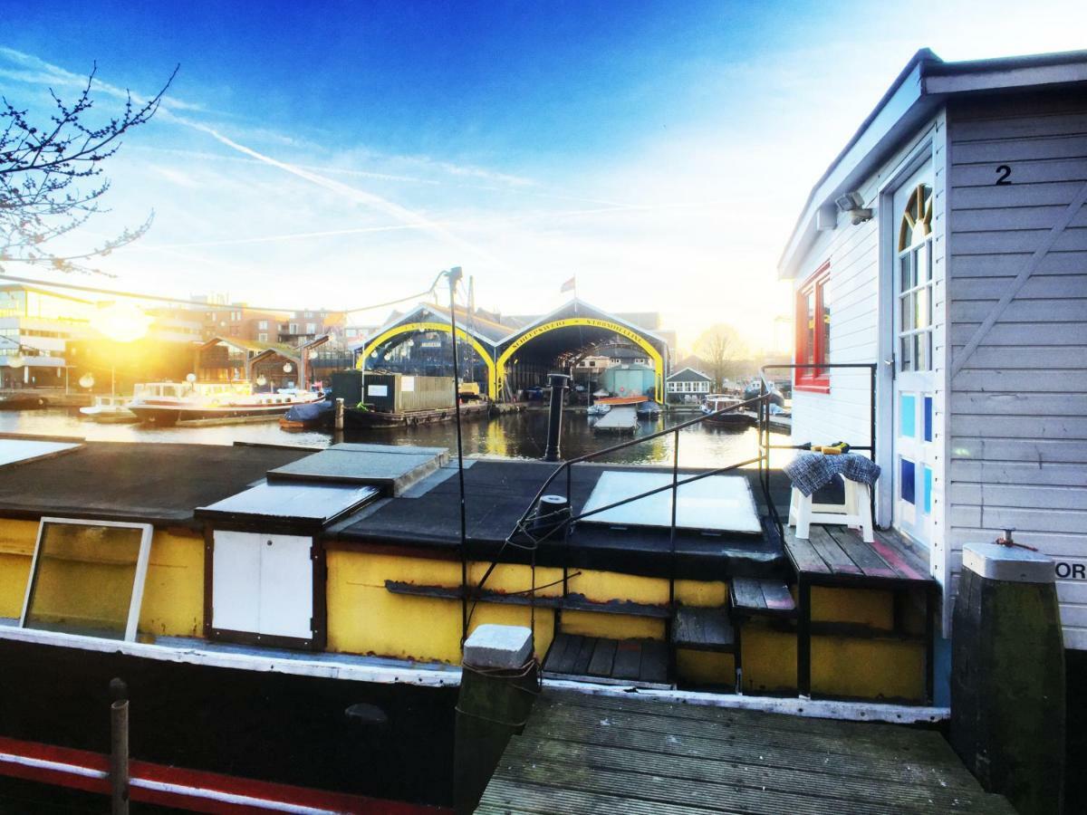 Houseboat Concordia Couette-café Amsterdam